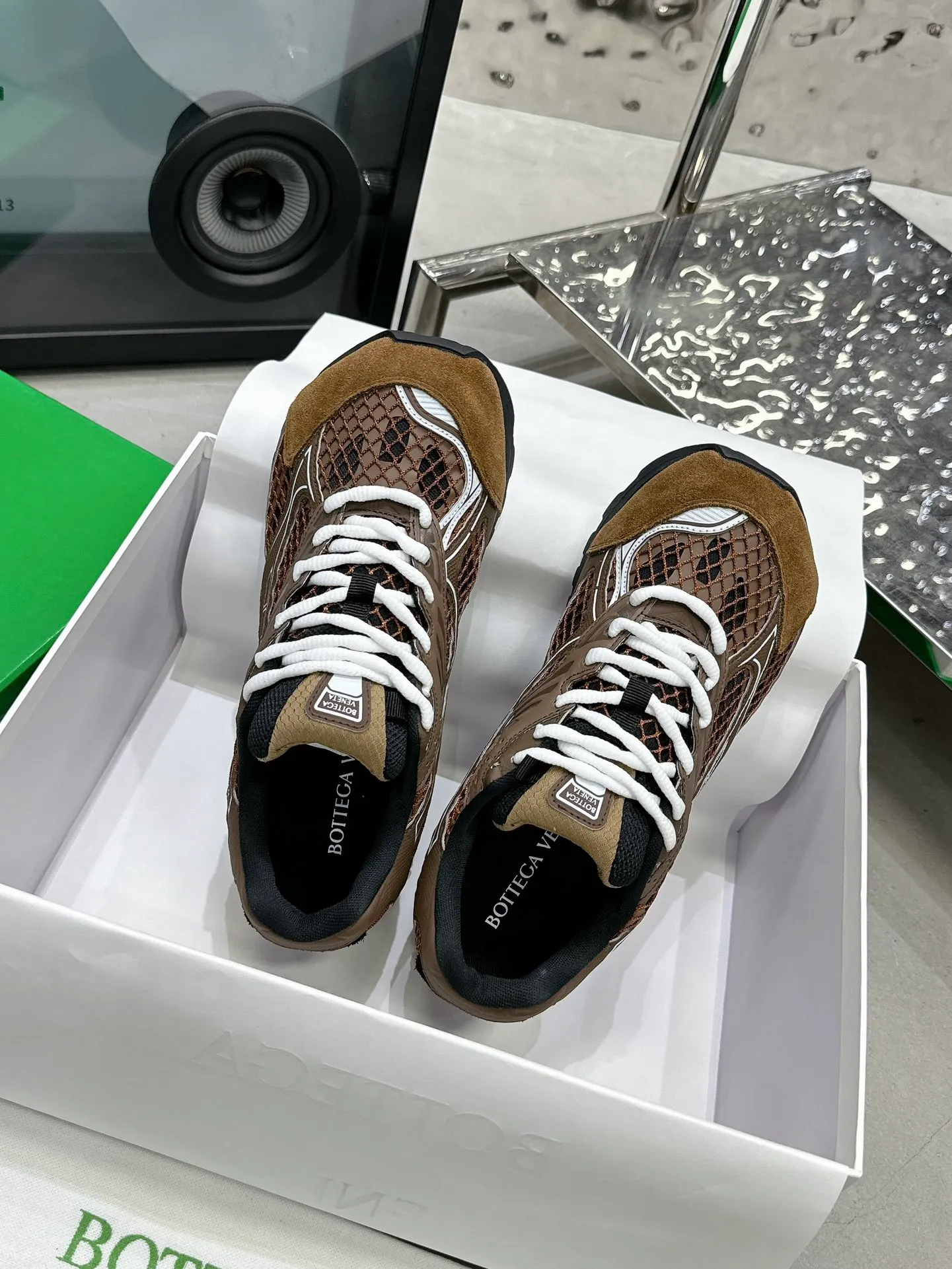 👟👟Ex-factory price 560👟👟 Men ➕20 💰𝐁𝐨𝐭𝐭𝐞𝐠𝐚 𝐕𝐞𝐧𝐞𝐭𝐚 Bodie Home Couple Style 👫BV Sports Shoes Wang Yibo Same Style Casual shoes for couples and dad shoes! Runner sneakers! Original purchase and development! Made of original lightweight technical mesh fabric, the same as the original version! The process is complicated! Paired with a geometric pattern designed rubber outsole, the higher version of the Wang Zha series is actually much taller, but the legs still look slim. Very nice. Durable and durable to play with, standard and version-matching shoe-packing technology. Look for high-end versions. The original outsole is exclusively molded, and the color-blocked TPU outsole is used. The material and weight are the same as the original! Size: Women’s size 35-41 (40 and 41 customized, non-refundable) Men’s size 39-45 (45 customized, non-refundable)